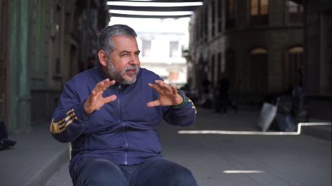 Mario Mendoza siendo entrevistado por la Comisión Fílmica de Bogotá