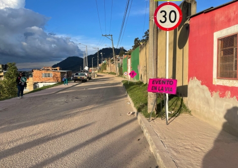Foto carretera con señales de obra en la vía.