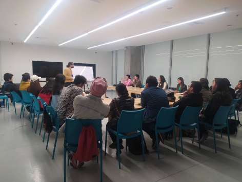 Personas reunidas en un salón